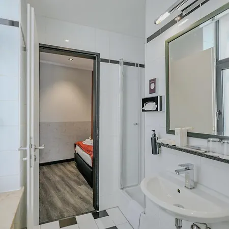 Ramada By Wyndham Frankfurt Station Hotel 4*