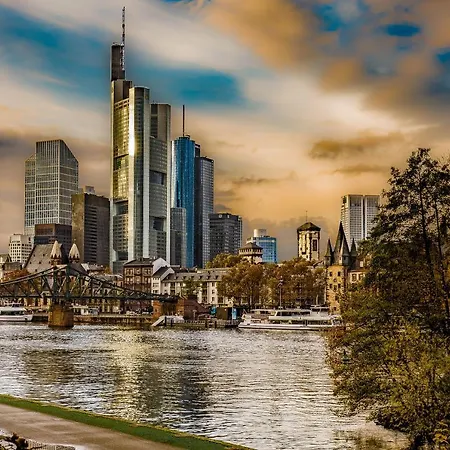 Ramada By Wyndham Frankfurt Station Hotel 3*