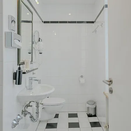 Ramada By Wyndham Frankfurt Station 4*