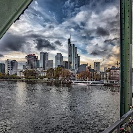 Ramada By Wyndham Frankfurt Station Отель