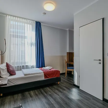Ramada By Wyndham Frankfurt Station מלון